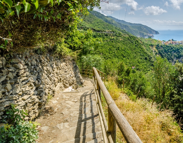 sentier de randonnée au coeur du parc national des cinque terre