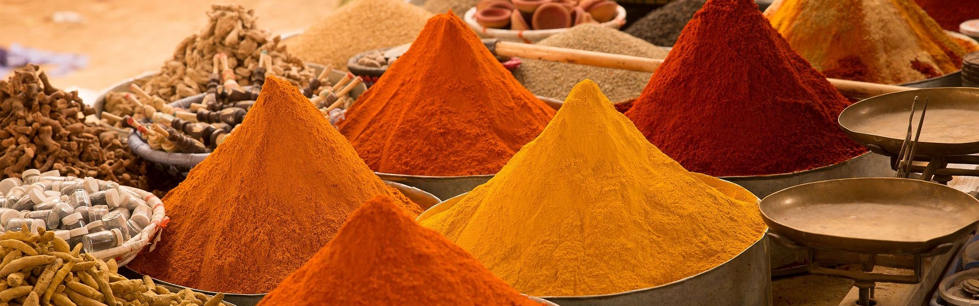 souk aux épices dans la médina de marrakech au maroc