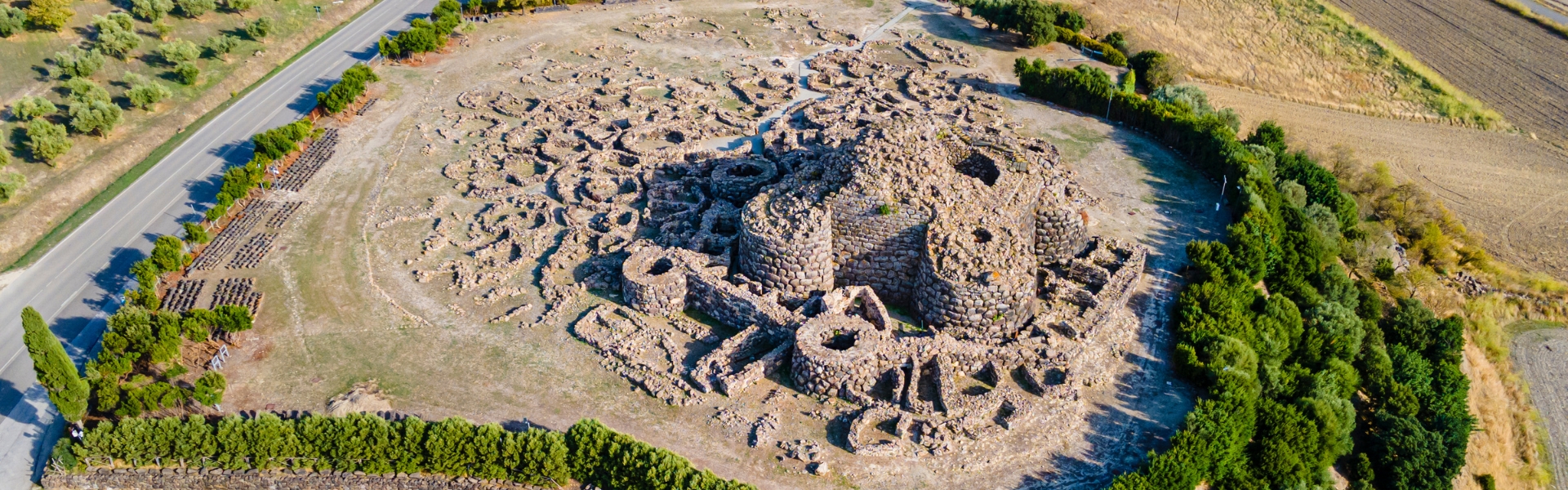 su nuraxi à l'ouest de barumini est le plus important site archéologique nuragique de sardaigne