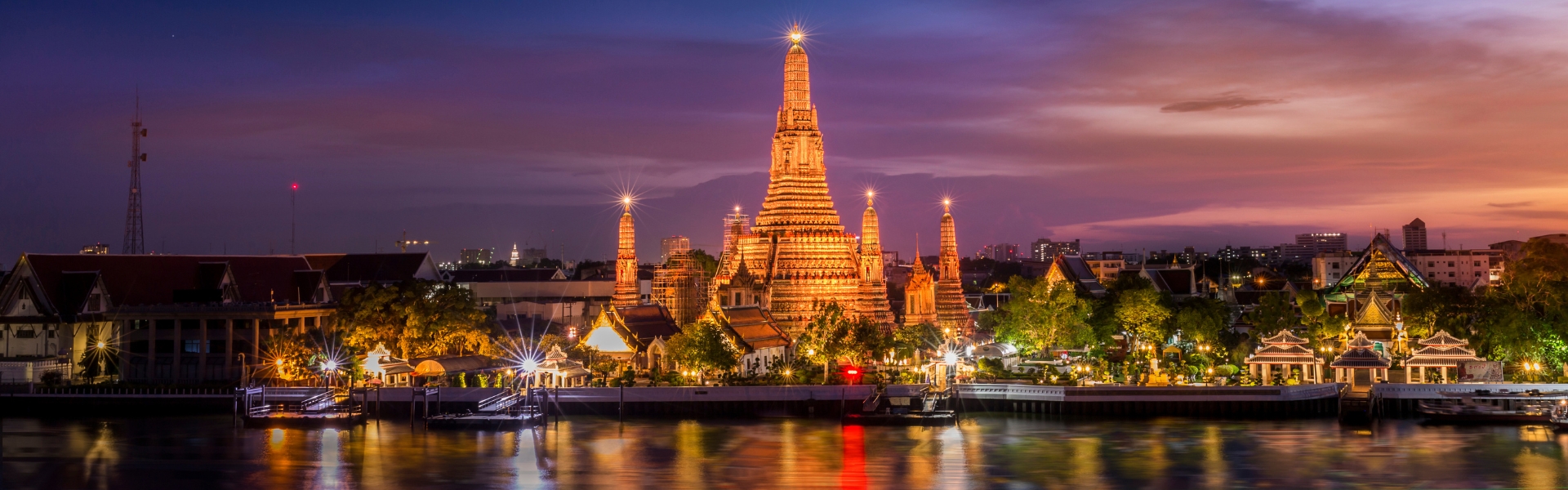 temple wat arun de nuit bordant le fleuve chao phraya à bangkok