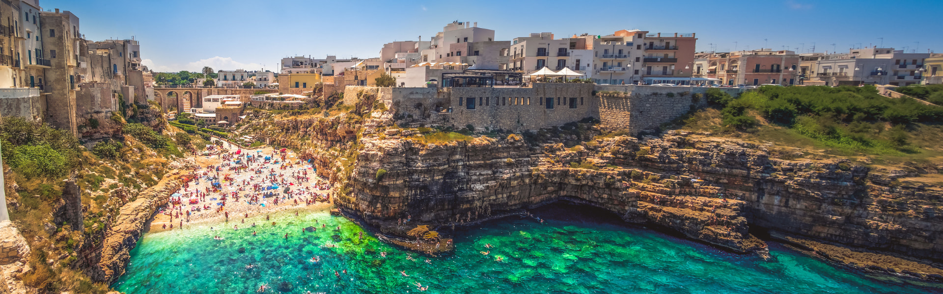 ville de polignano a mare perchée sur des falaises de calcaire et le front de mer dans les pouilles en italie