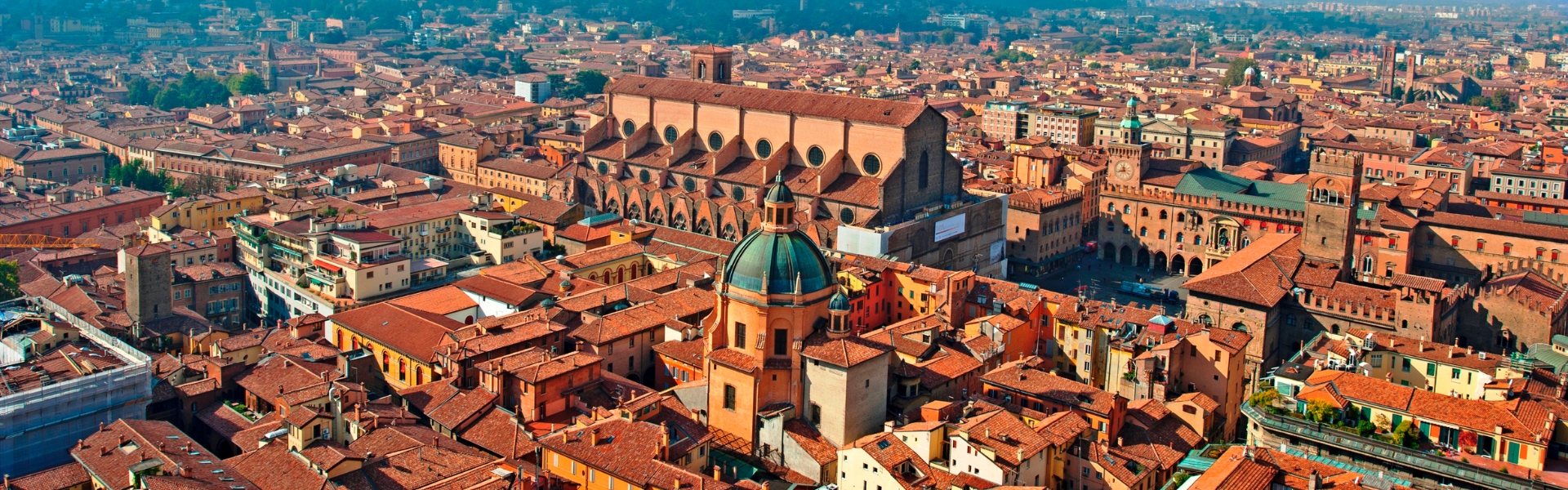 vue sur la skyline de bologne sa basilique san petronio et la piazza maggiore en émilie-romagne en italie