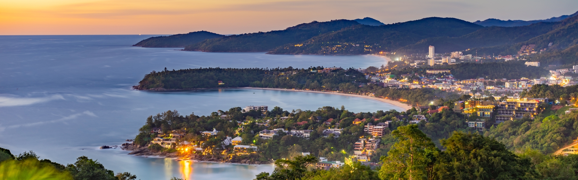 vue sur les plages de kata à phuket au coucher de soleil au sud de la thaïlande