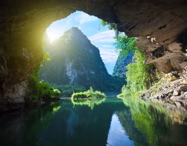 balade en sampan dans une grotte marine secrète baie d'halong