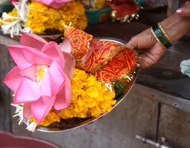 Pushpanjali offrande de fleurs aux divinites a muvattupuzha dans le kerala en inde
