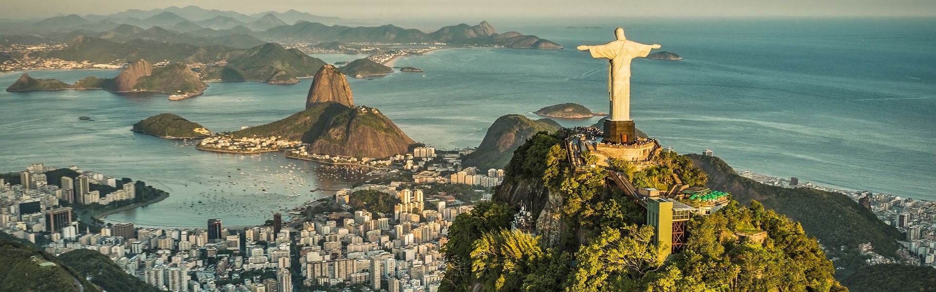 vue sur la ville de Rio de Janeiro et la statue du Christ Rédempteur