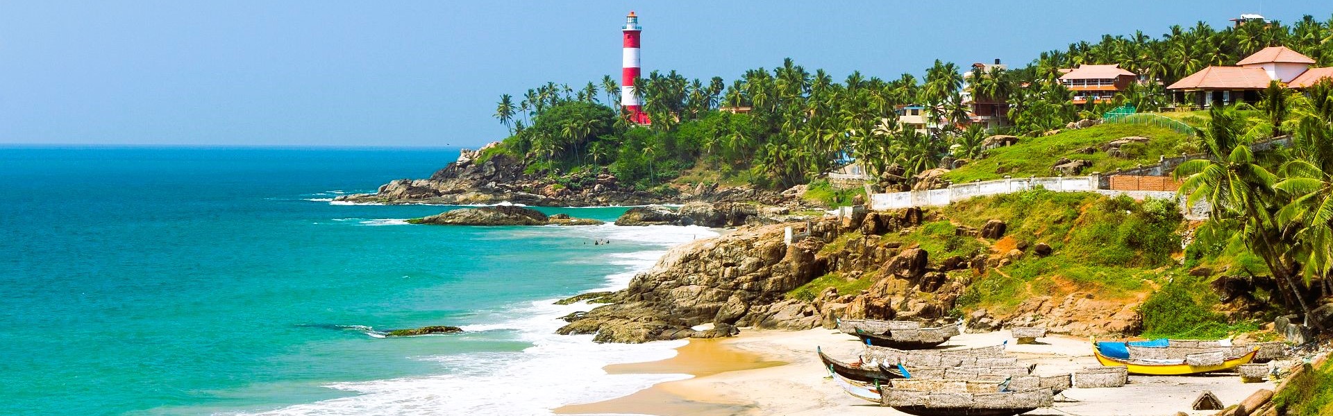 vue sur le phare vizhinjam à kovalam depuis une plage au kerala en inde