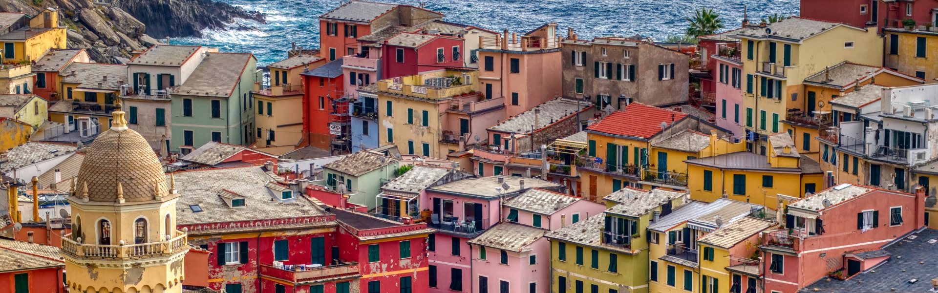 centre ville de vernazza et ses façades aux nuances pastel bordé de la mer méditerranée dans les cinque terre