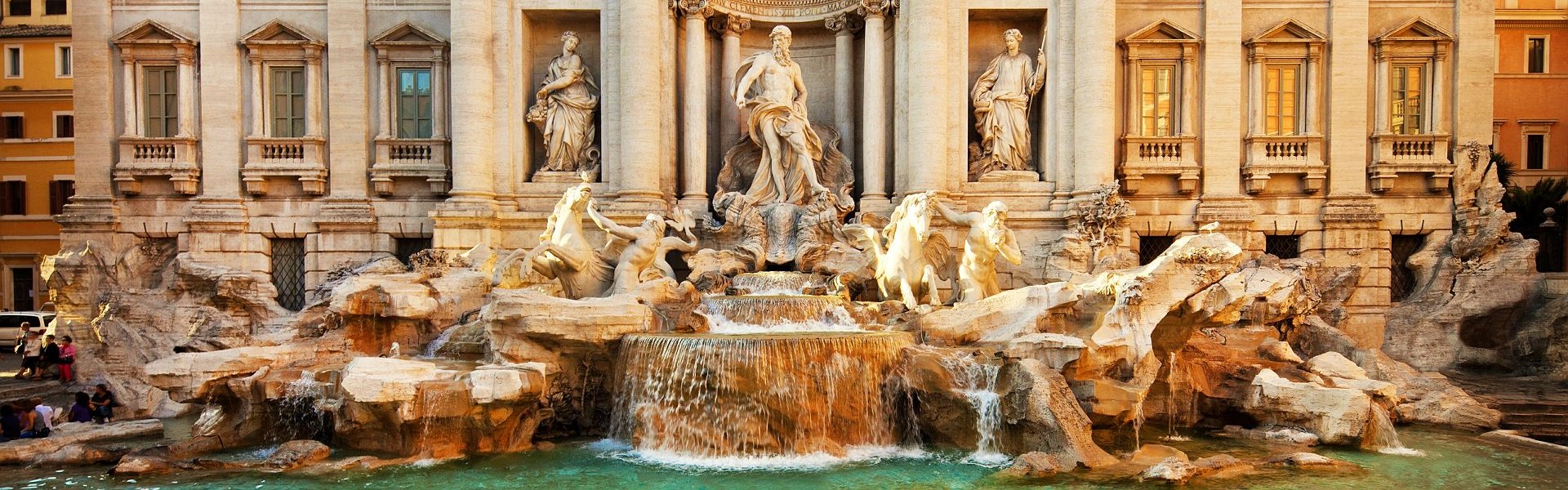 fontaine de trevi éclairée par les rayons du soleil à rome