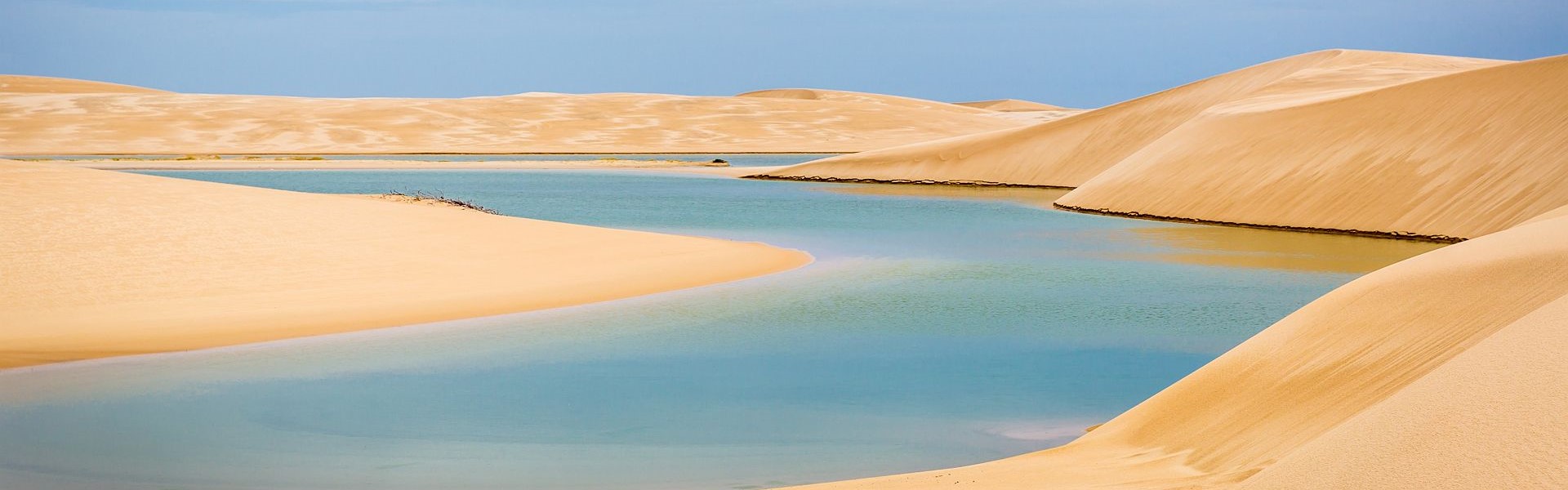 lagunes émeraude au creux des dunes du parc national des lençois maranhenses dans le nordeste au brésil