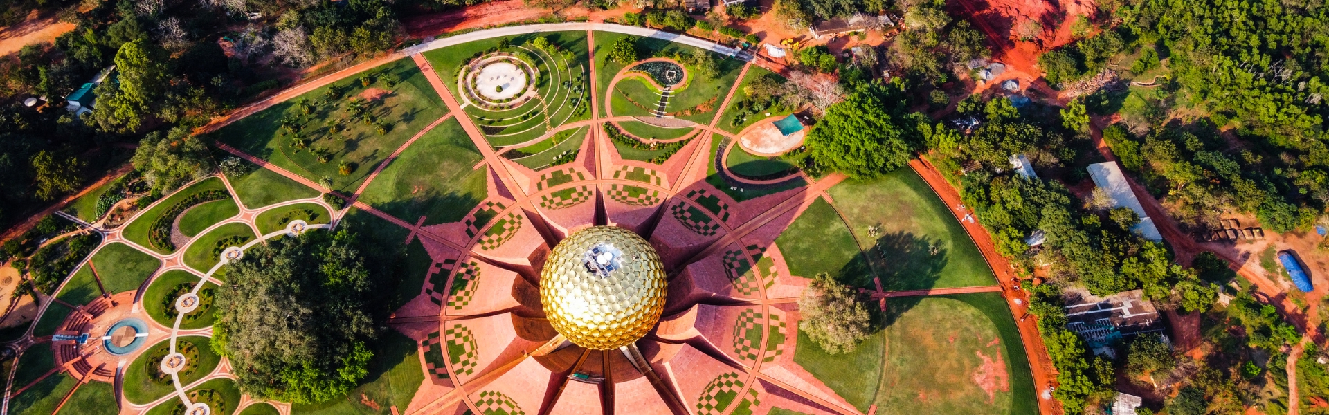 matrimandir à auroville vue du ciel tamil nadu en inde