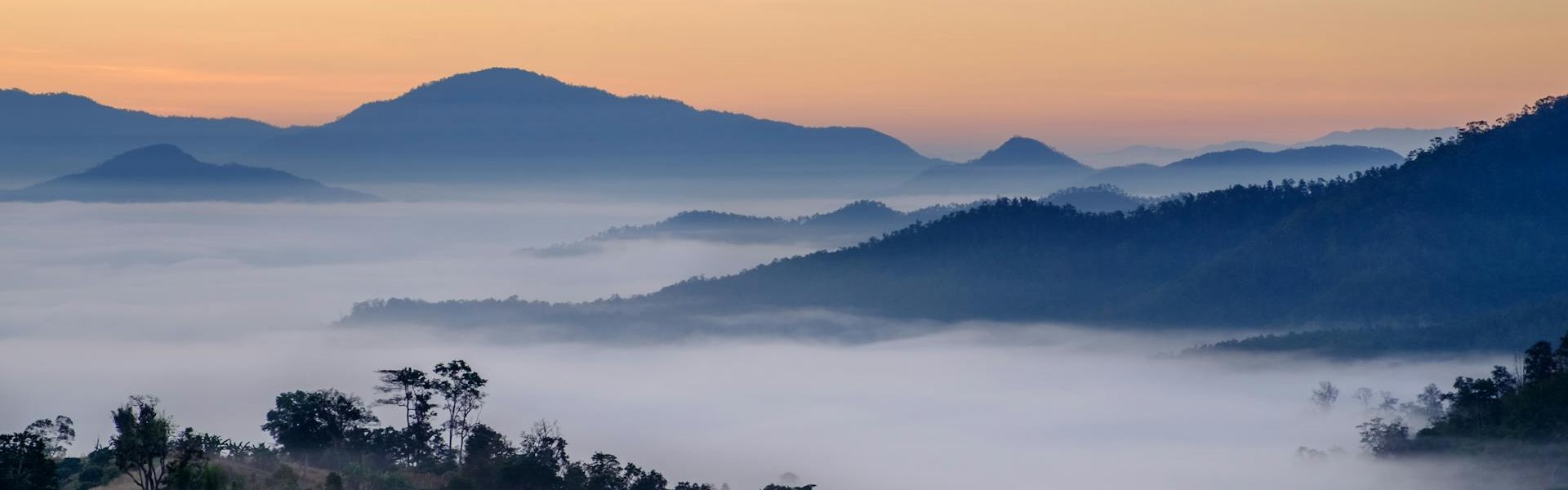 montagnes dans la brume au lever de soleil dans la province de mae hong son au nord de la thaïlande