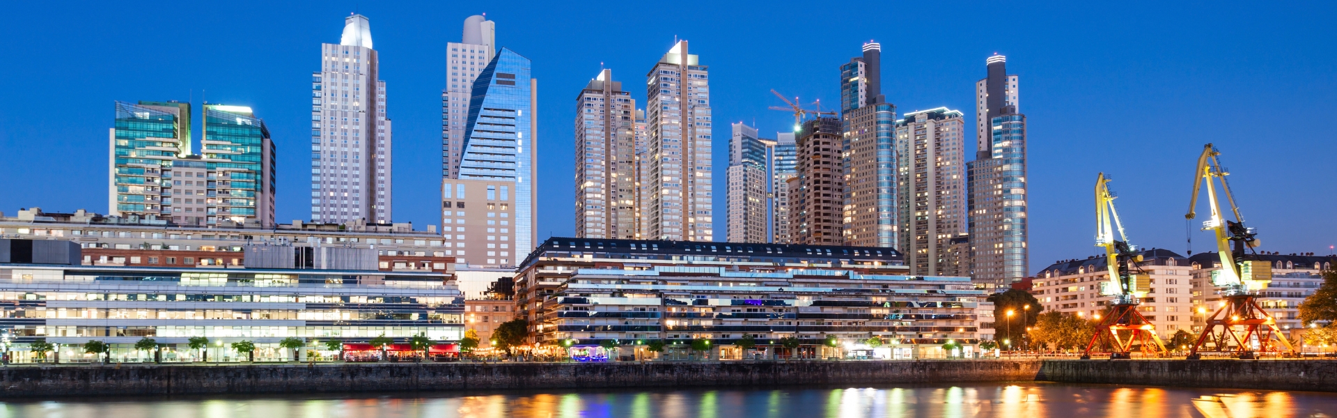port dans le quartier de puerto madero et des gratte-ciel en arrière-plan à buenos aires de nuit