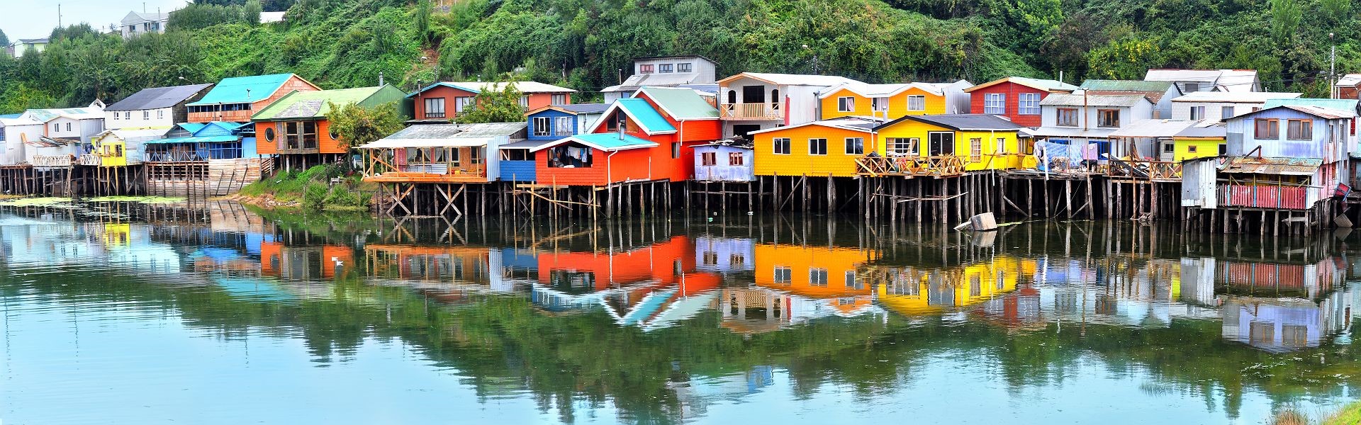 rangée de maisons colorées sur pilotis de la ville de castro en patagonie chilienne