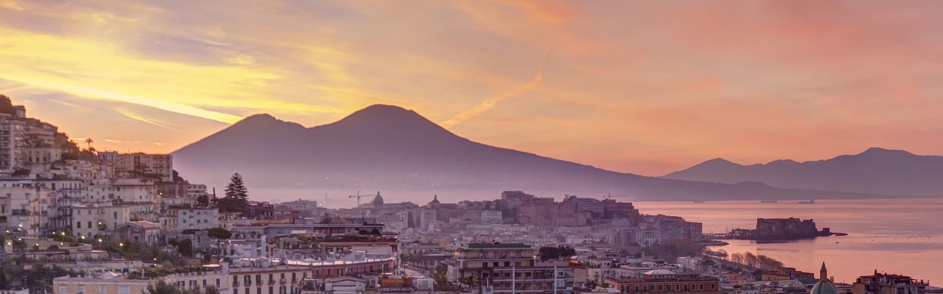 ville de naples et vésuve au second plan au coucher du soleil