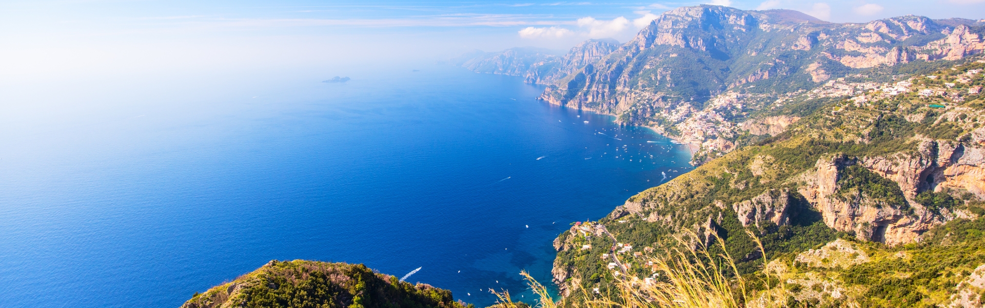 vue panoramique sur la côte amalfitaine et la mer tyrrhénienne depuis le sentier Sentiero degli Dei