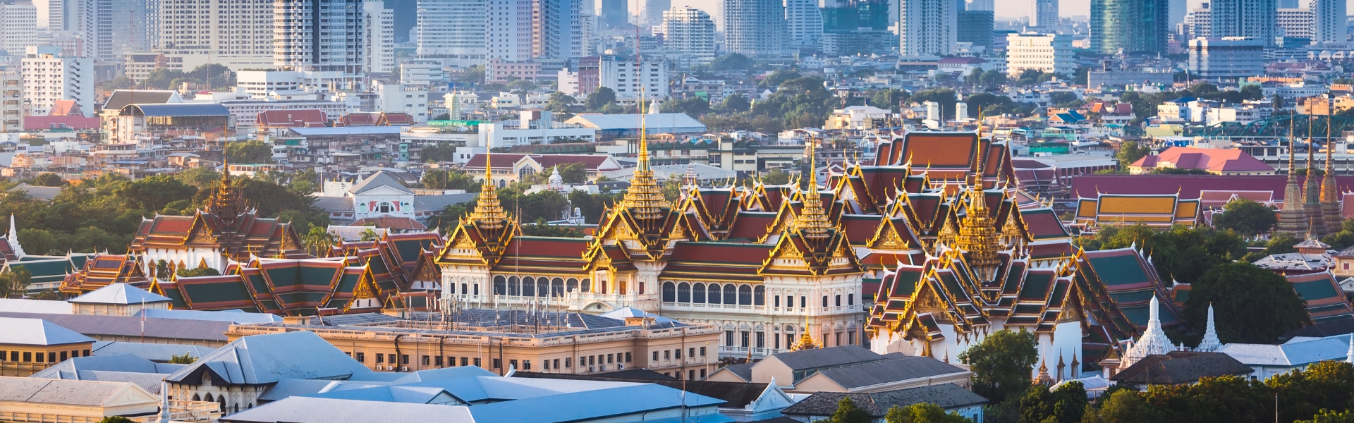 vue panoramique sur le grand palais de bangkok et les gratte-ciels au loin