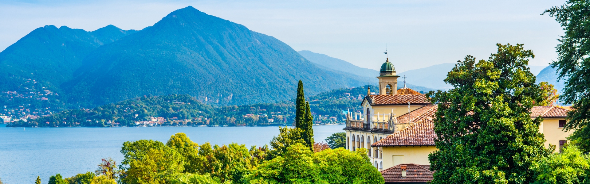 vue sur la ville de stresa et le lac majeur en arrière plan - grands lacs italiens