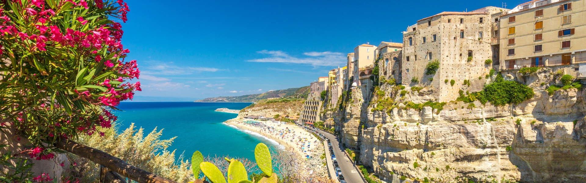 vue sur la ville de tropea et sa plage bordée par la mer tyrrhénienne en calabre