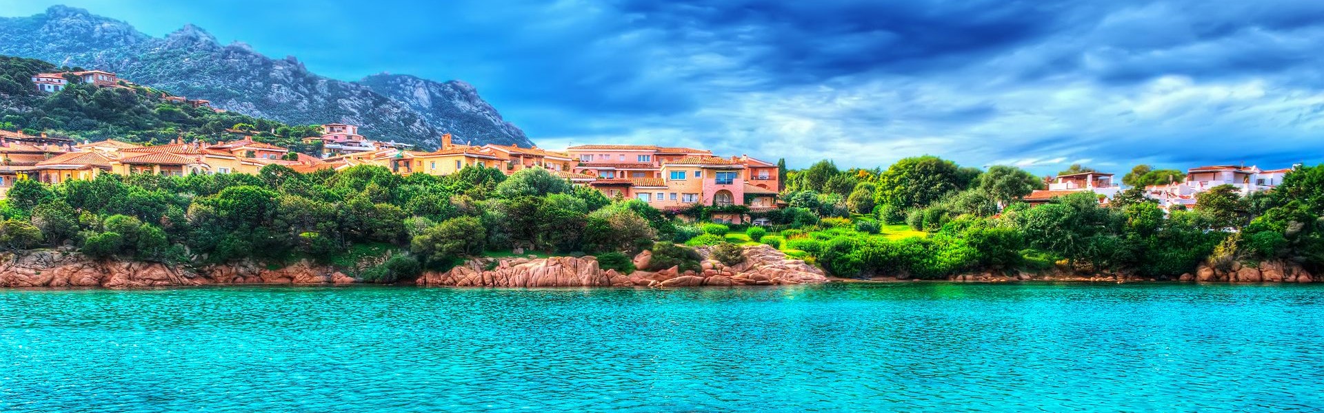 vue sur le bord de mer et ses nuances turquoise à porto cervo en sardaigne