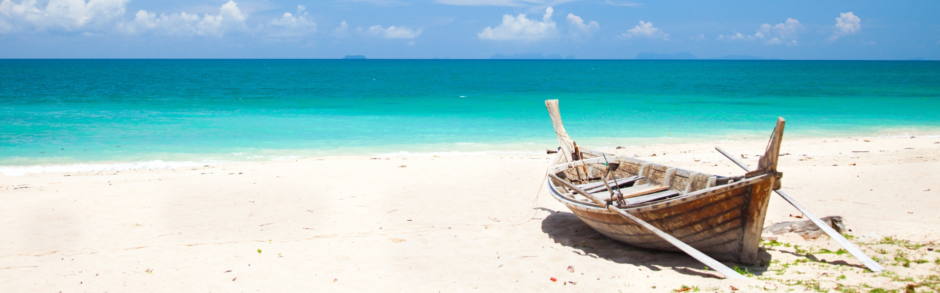 bateau à longue queue de pêcheur posé sur la plage de sable blanc de koh lanta au sud de la thaïlande