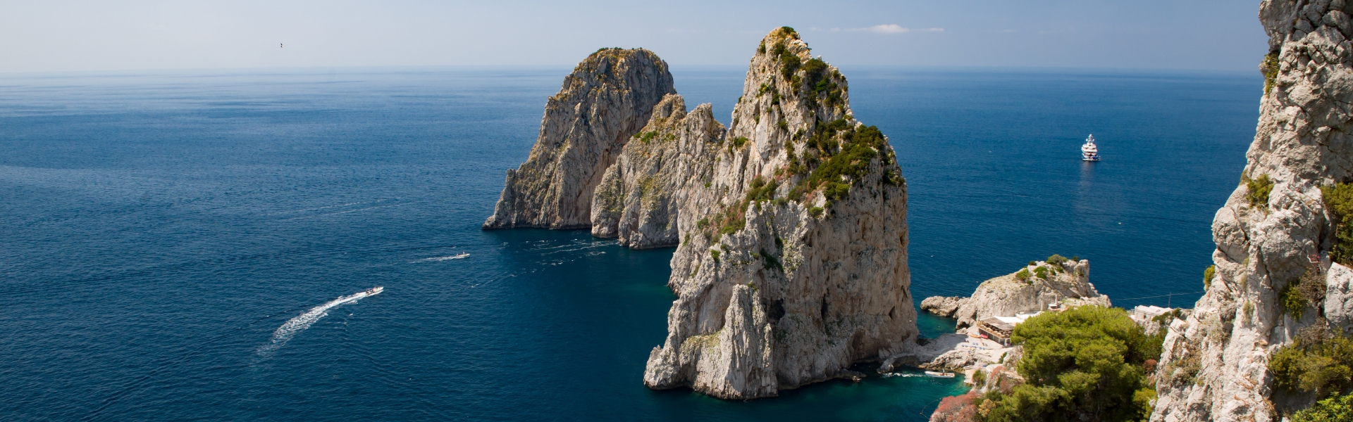 formations rocheuses nommées faraglioni di capri au large de capri dans la province de naples en campanie