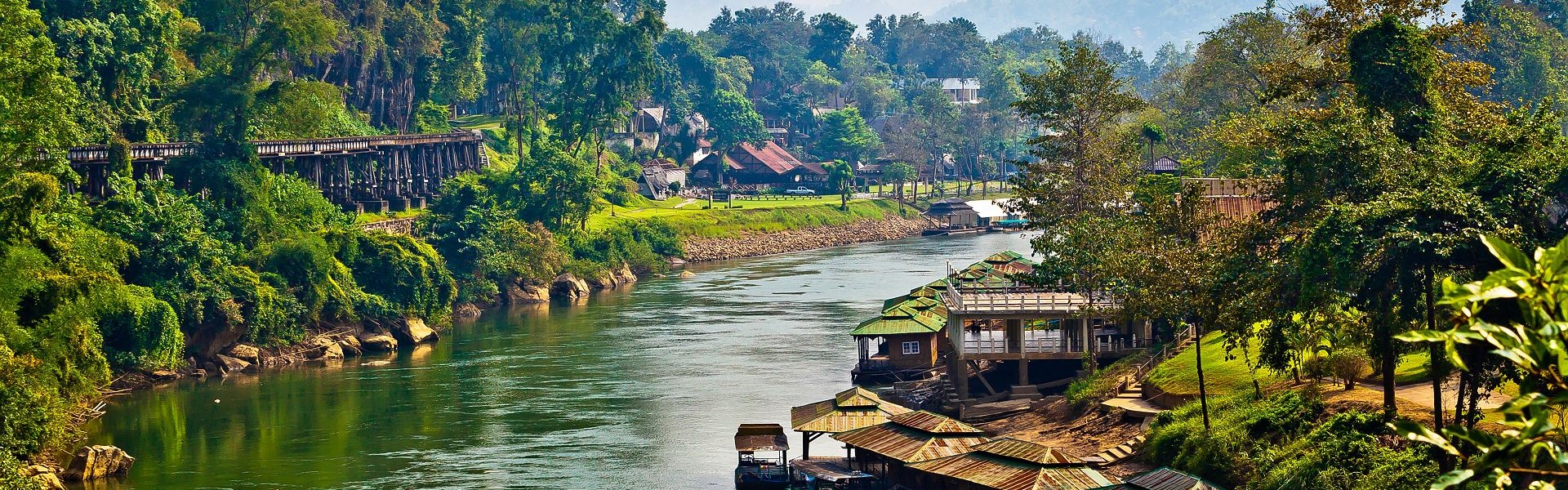 la rivière kwaï et ses maisons flottantes dans la province de kanchanaburi au nord de la thaïlande
