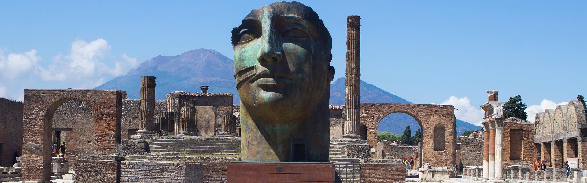 statue d'un visage par le sculpteur igor mitoraj sur le site de pompéi avec le vésuve en arrière plan