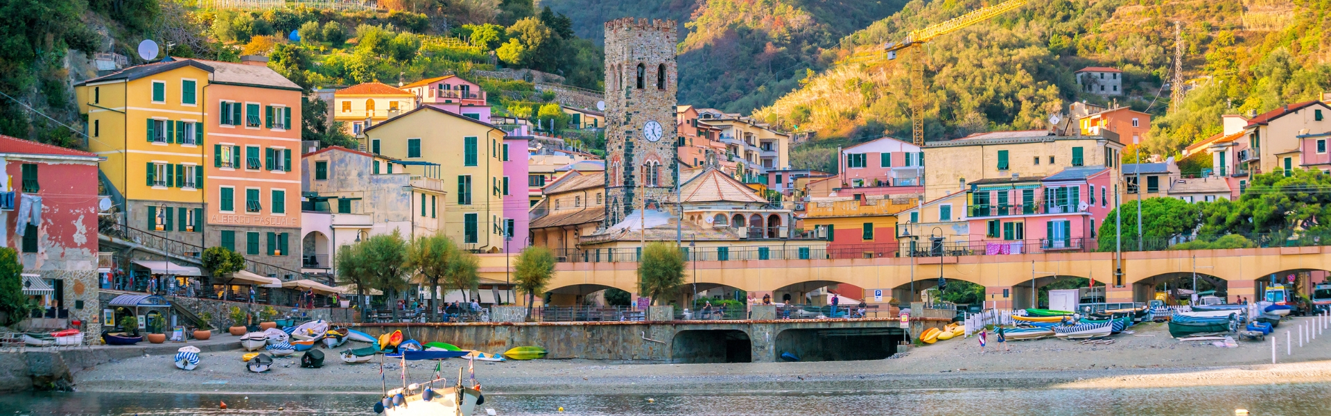 vieux village de monterosso al mare et ses façades chamarrées dans les cinque terre