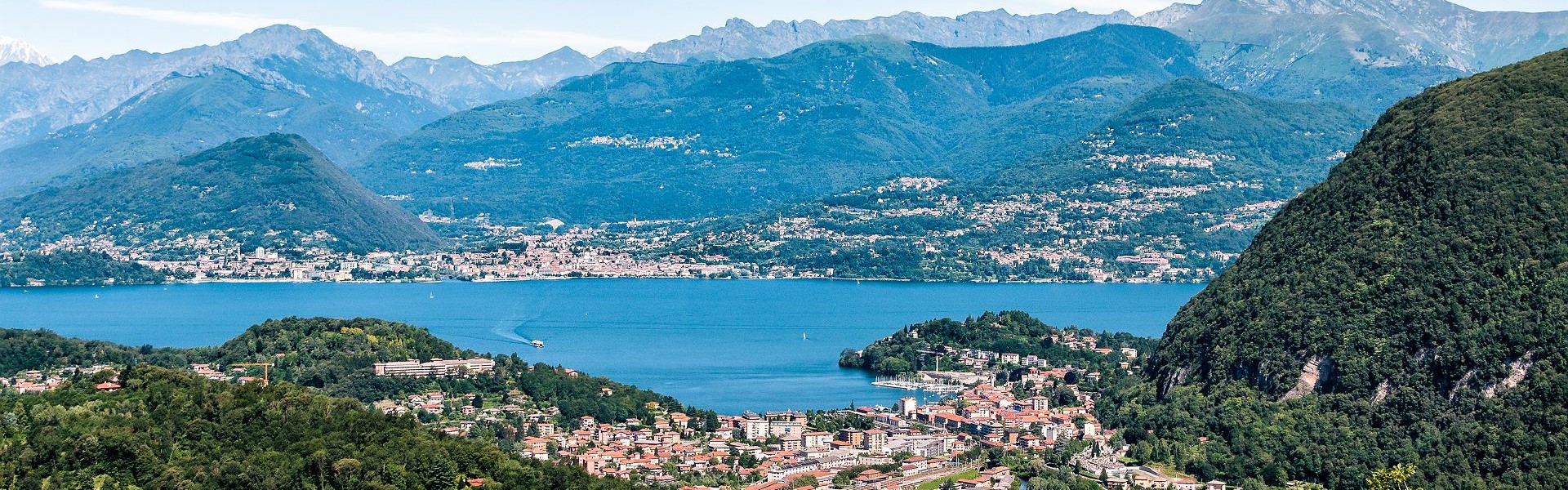 villes sur les rives du lac majeur cerclé de sommets montagneux - grands lacs italiens