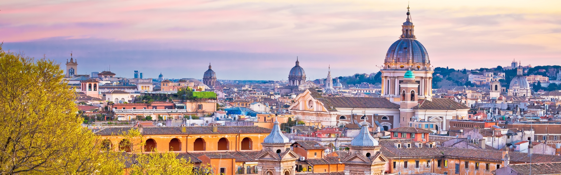 vue au coucher du soleil des toits et monuments de rome