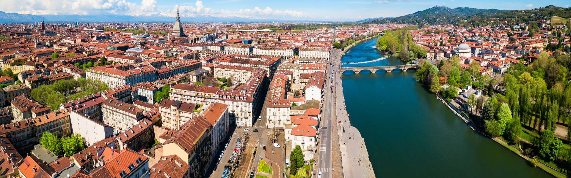 vue panoramique de la ville de turin et du fleuve Pô la traversant dans la région du piémont en italie