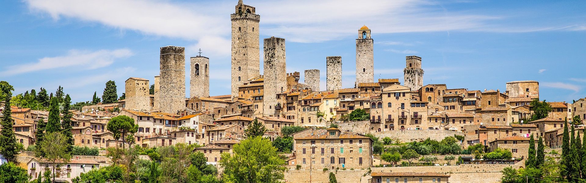 vue sur la ville de san gimignano et sa nature environnante en toscane - crédit shutterstock