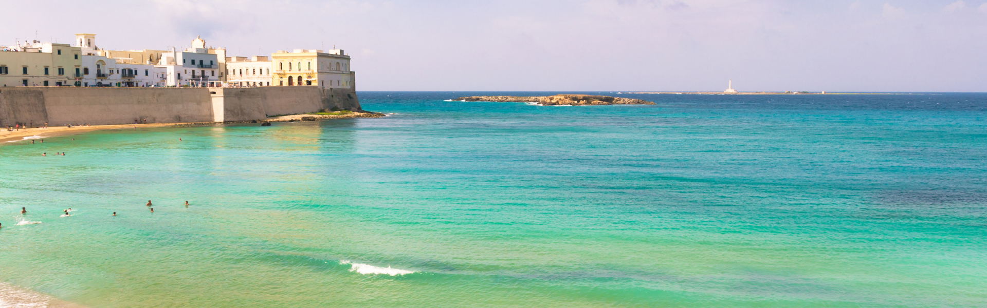vue sur le front de mer de gallipoli dans les pouilles en italie