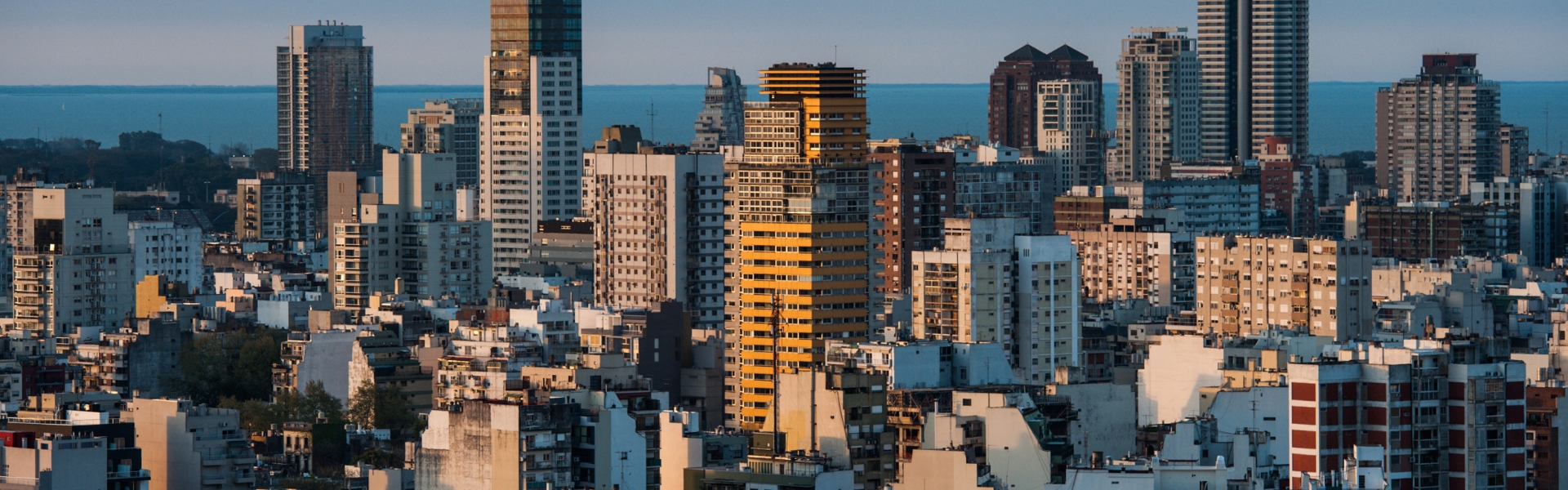 vue sur les gratte-ciel de buenos aires sous un ciel bleu