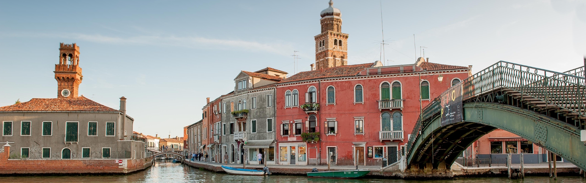 île de murano avec ses quelques façades colorées bordant un canal - lagune de venise