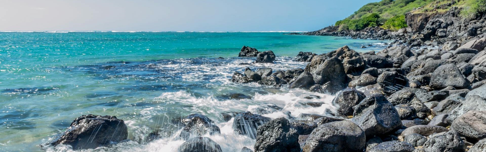 roches de basalte qui bordent l'océan indien à rodrigues île maurice