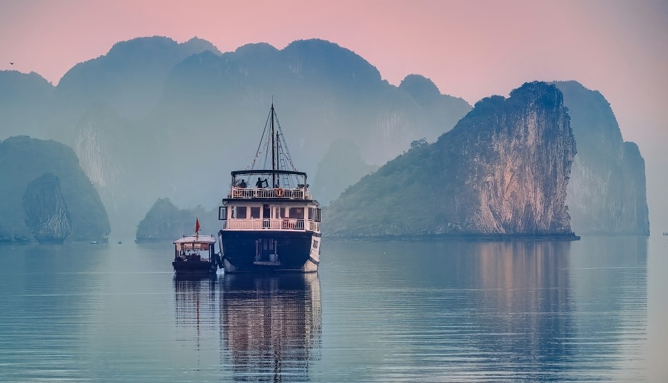 bateau baie d'halong à l'aube