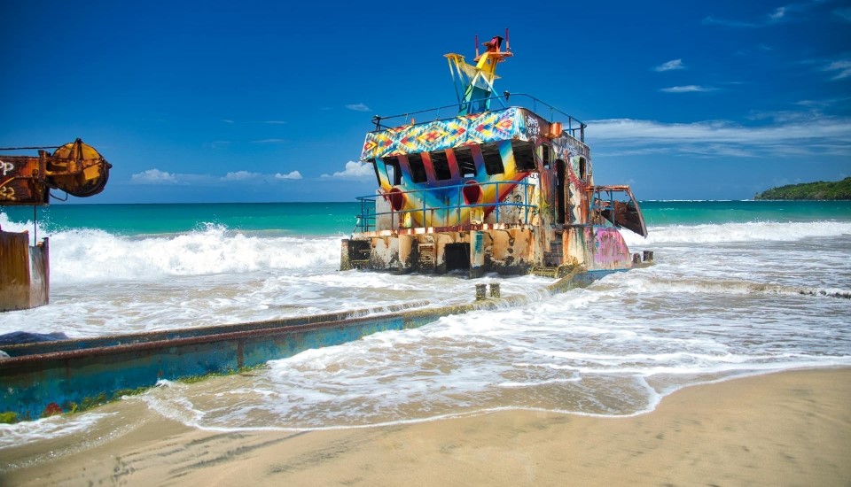 bateau coloré sur la plage à manzanillo sur la côte caraïbe