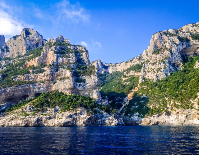falaises bordées des eaux cérulées de la mer tyrrhénienne au parc national du golfe d'orosei et du gennargentu en sardaigne