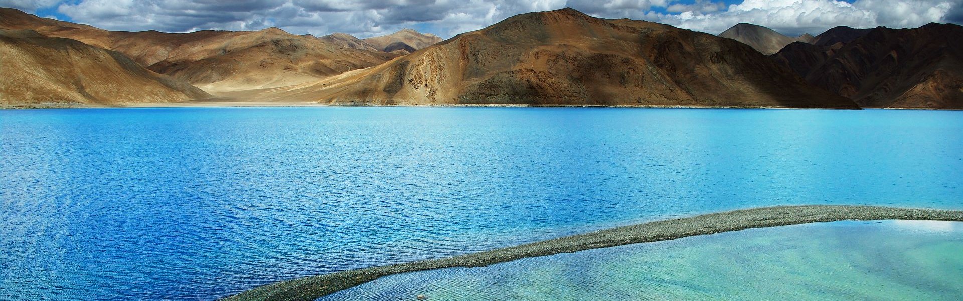 lac et montagnes au ladakh