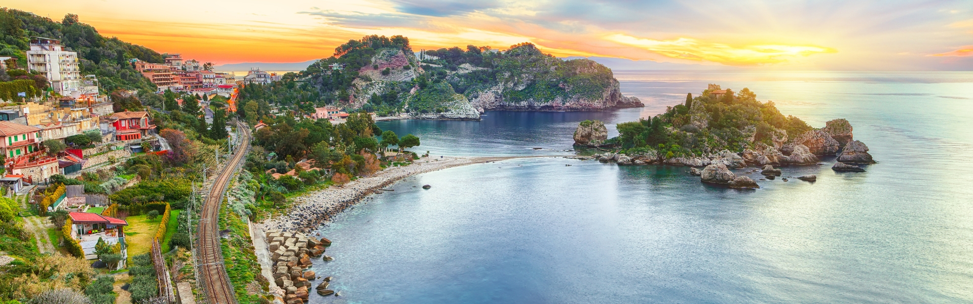 plage d'isola bella, ses falaises et sa végétation bordées de la mer ionienne azurée sous le coucher de soleil - taormine - sicile en italie