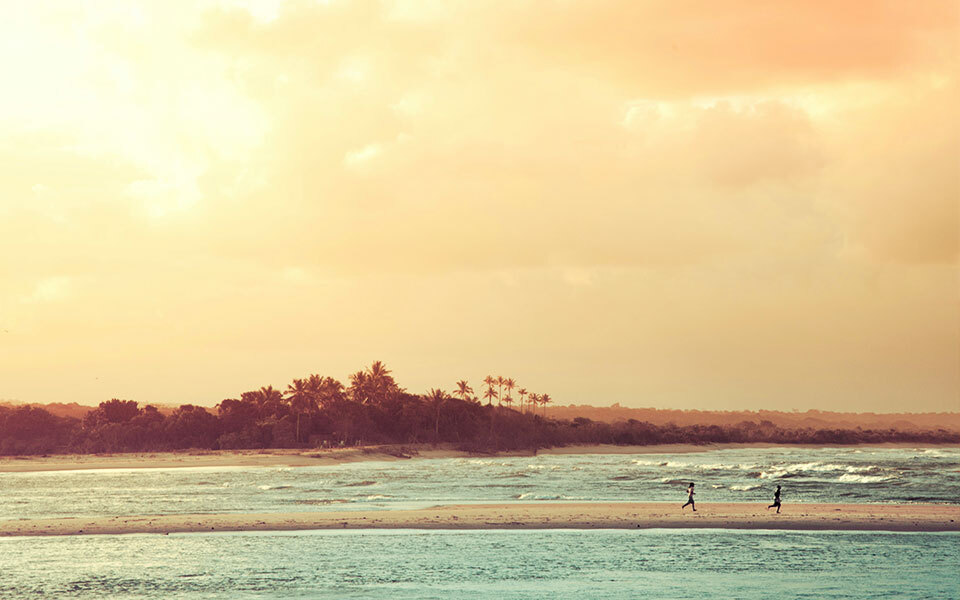 Plage de sable fin sur les côtes brésiliennes