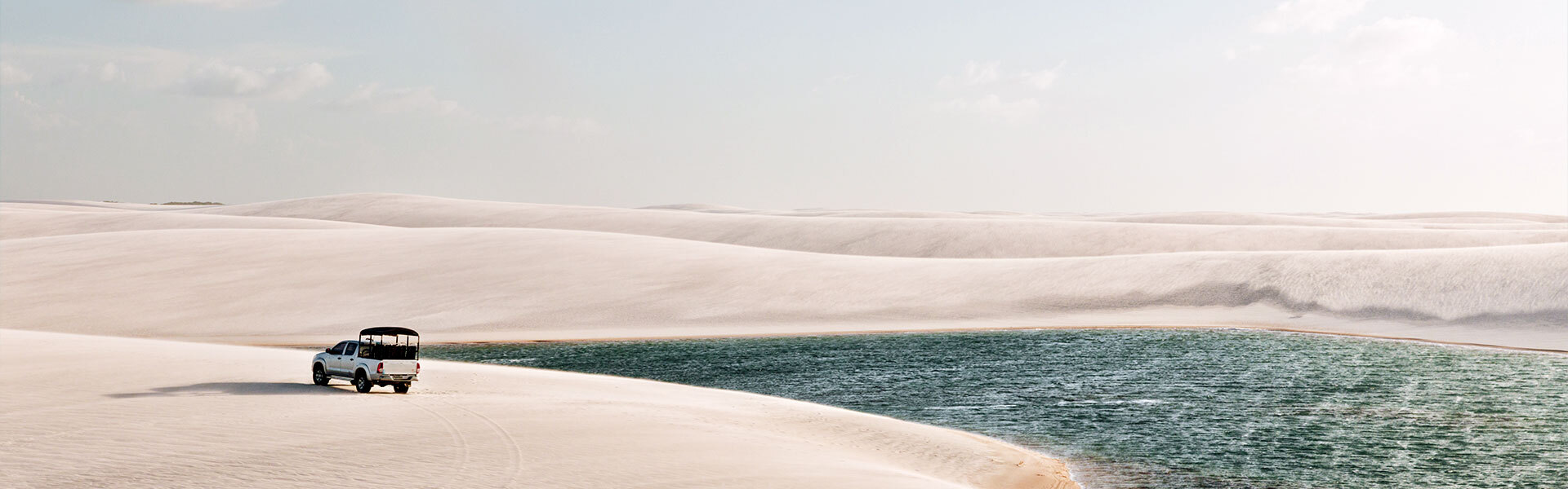 Jeep entre sable et lagunes dans le Nordeste brésilien