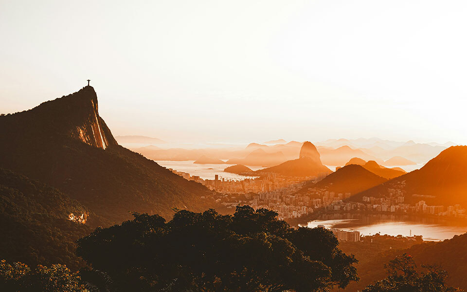 rio et ses collines au soleil couchant