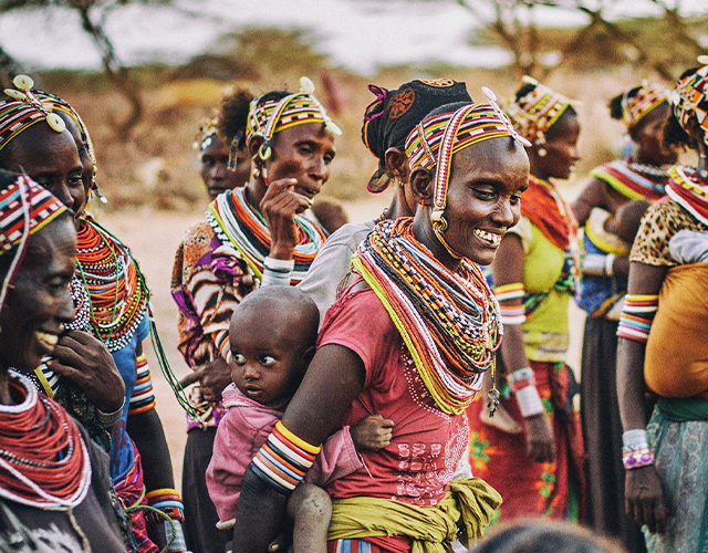 Femmes masaïs aux colliers de perles colorées