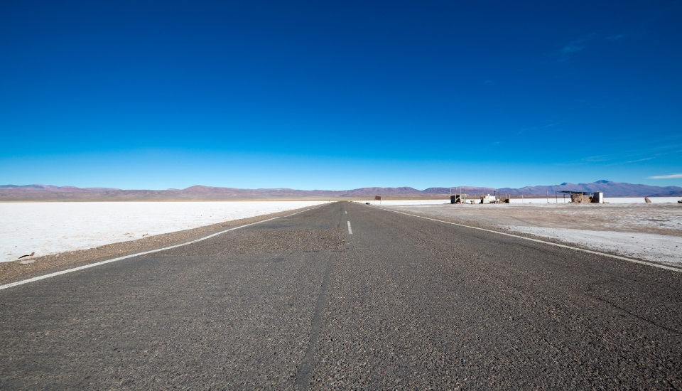 route nationale 40 traversant les salinas grandes situées dans les provinces de salta et jujuy au nord-ouest de l'argentine