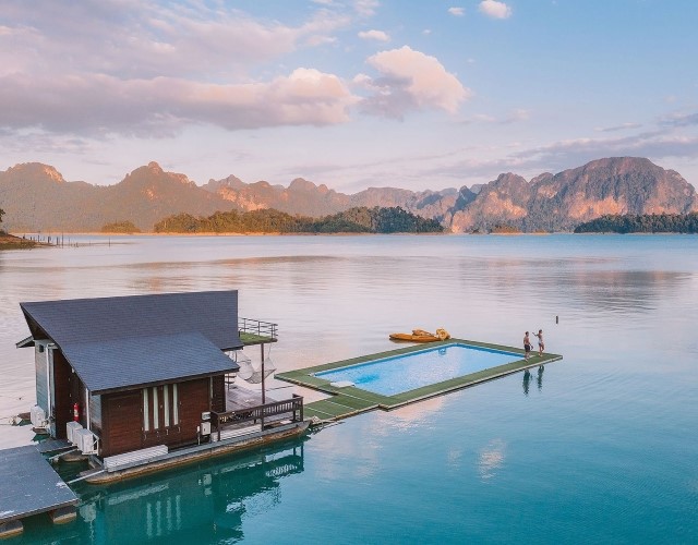 villa de l'hôtel flottant 500Rai dans le parc national de khao sok au sud de la thaïlande crédit 500rai floating resort