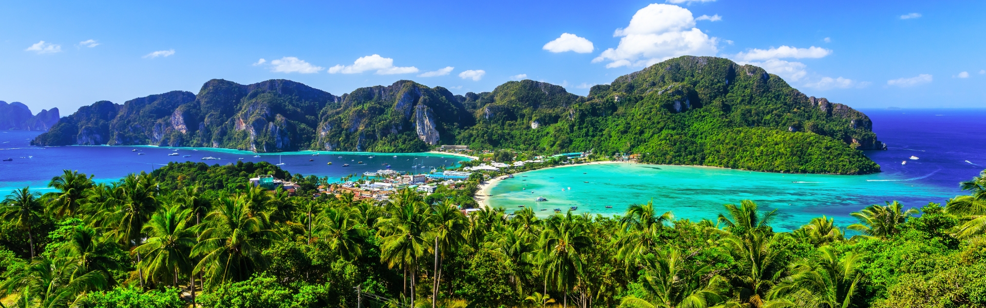 vue panoramique de l'île de phi phi don avec sa jungle tropicale ses eaux turquoise et ses falaises calcaires au sud de la thaïlande