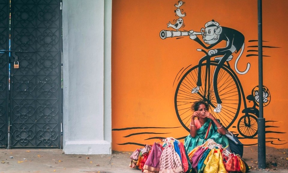 vendeuse de sacs dans une rue de pondichéry en inde du sud